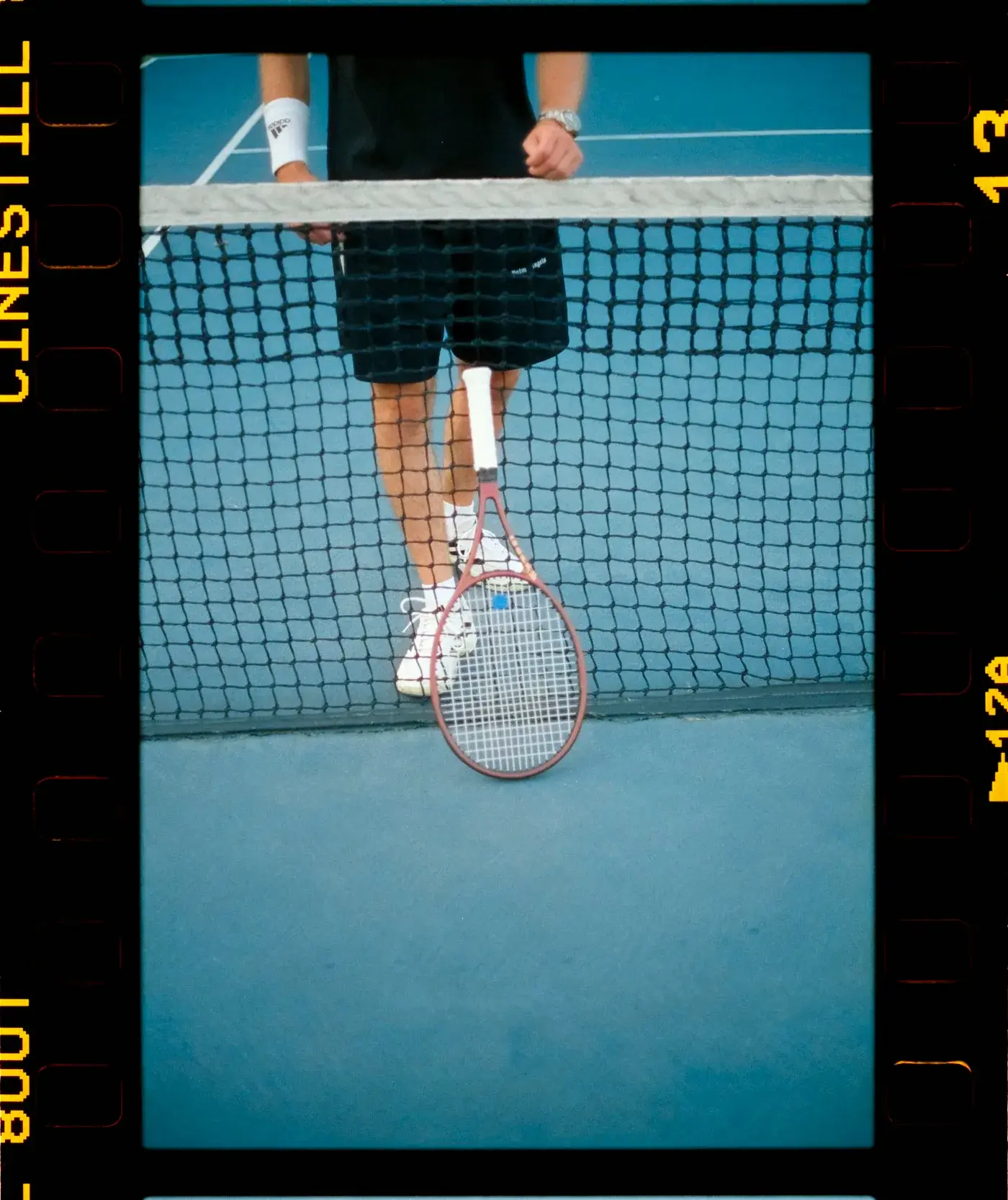 Momen santai di tepi lapangan tenis