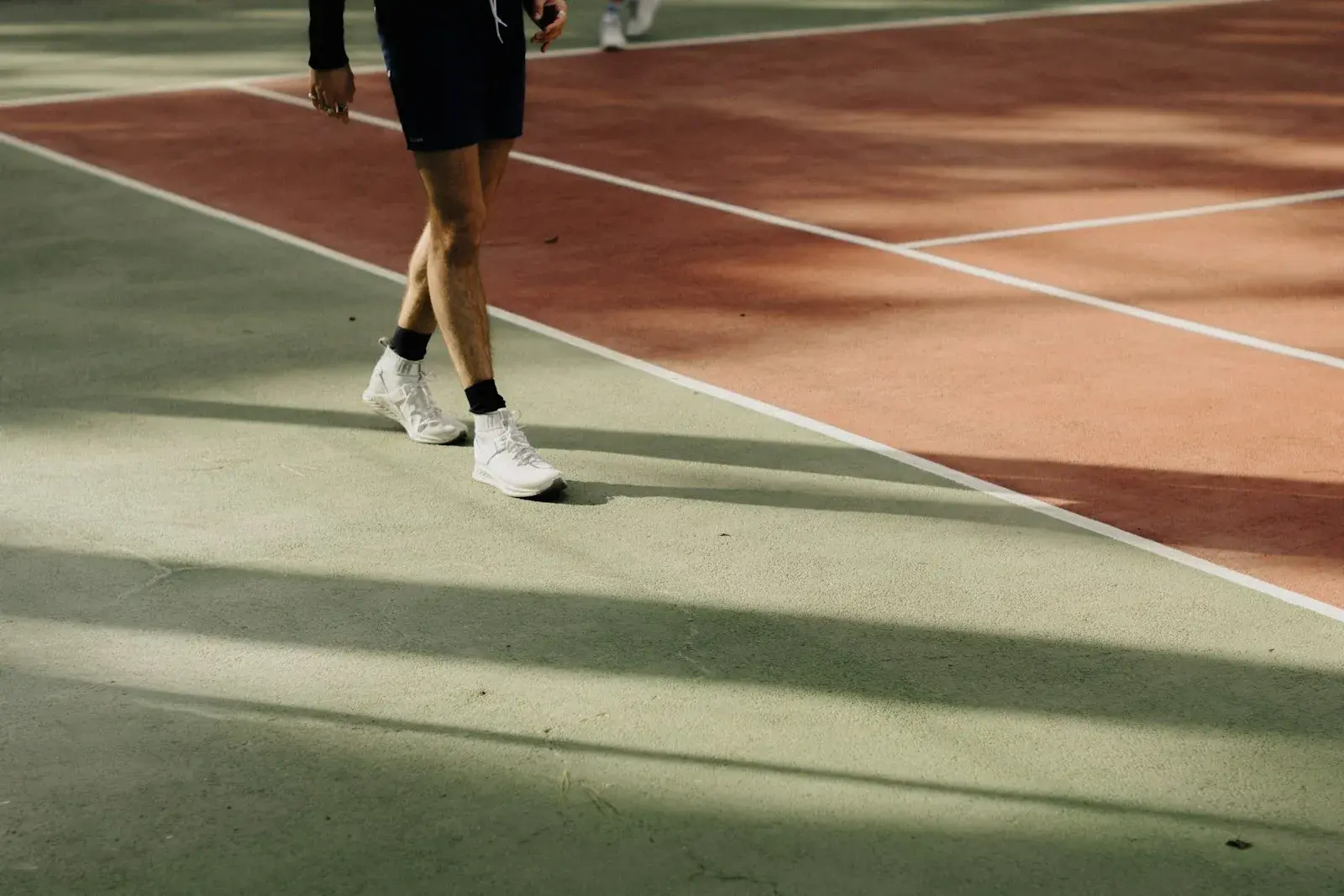 Momen sosial di lapangan tenis