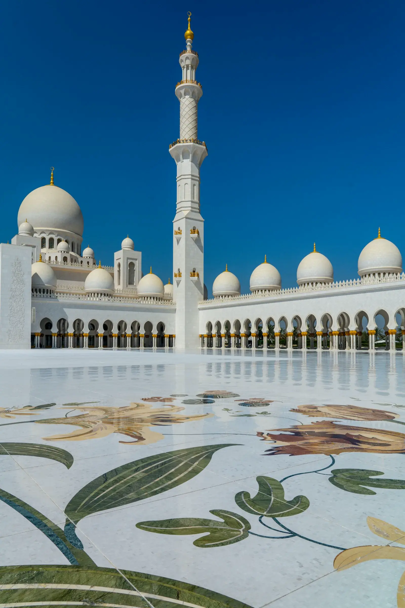 Halaman masjid di bawah langit biru