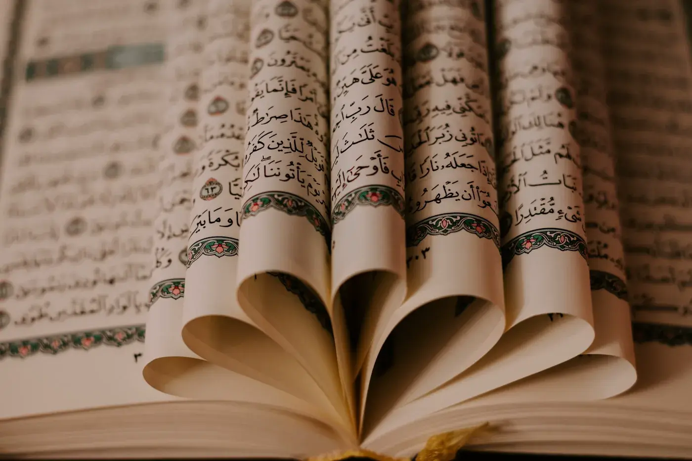 Lembaran Al-Qur’an dalam cahaya hangat